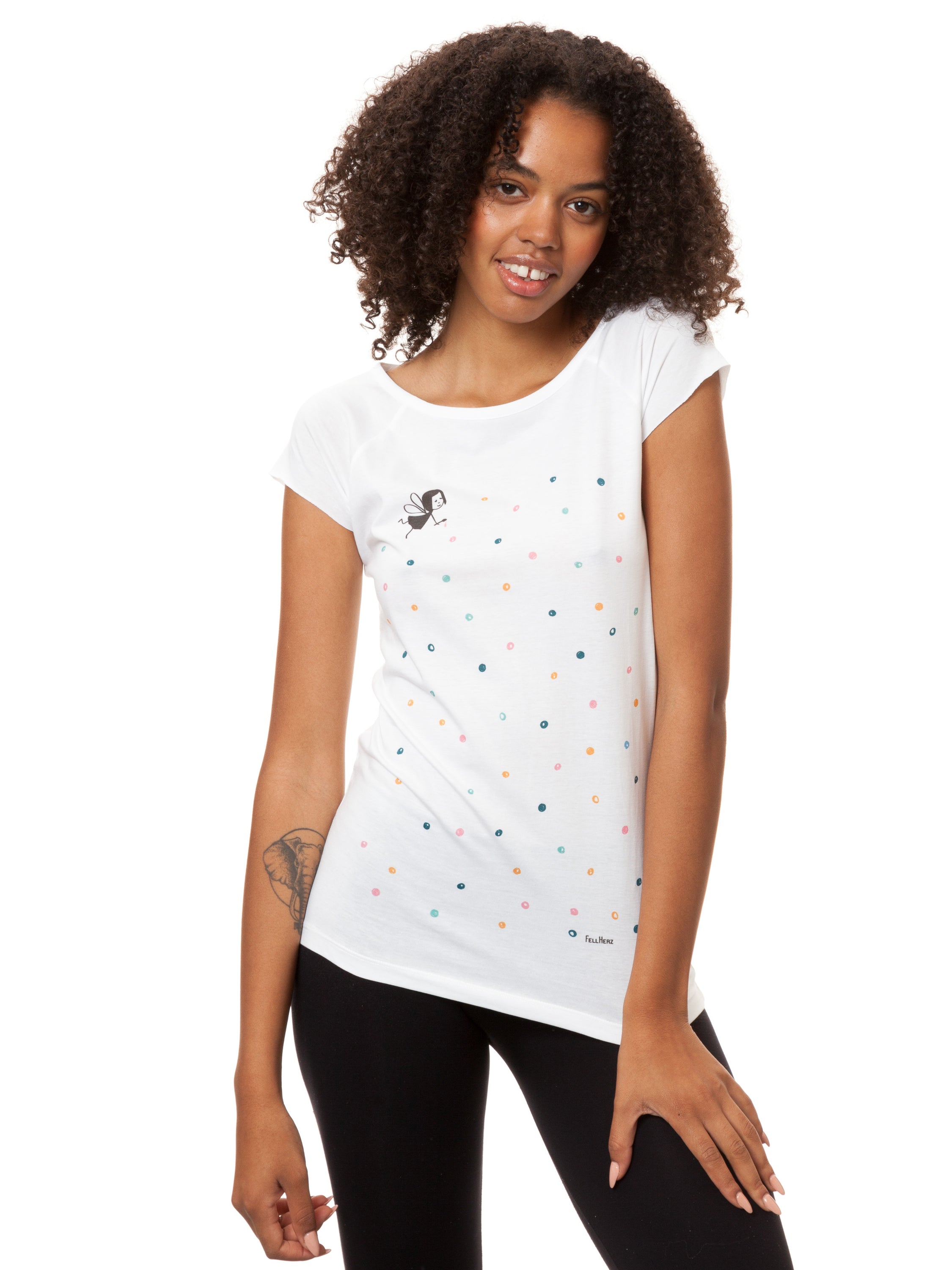 FellHerz Damen T-shirt Konfettimädchen weiß mit Raglan-Ärmeln bio fair und vegan hergestellt. Weißes T-Shirt mit bunten Konfetti-Tupfen und einem kleinen geflügelten Mädchen auf der Vorderseite.