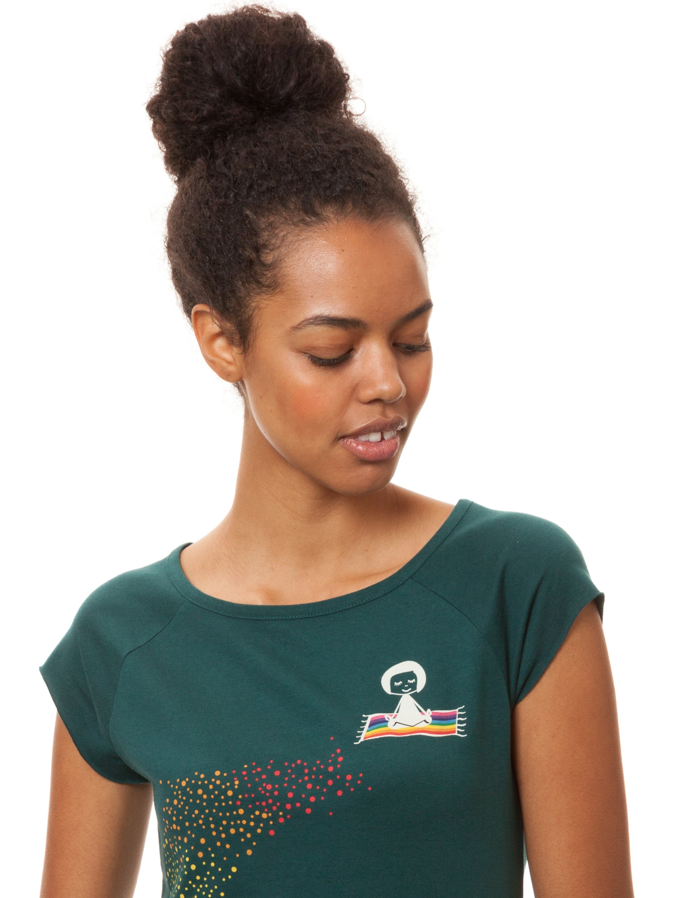 Damen‑Cap‑Sleeve‑T‑Shirt in tiefem Deep Teal, 100 % weiche GOTS‑zertifizierte Bio‑Baumwolle mit modernem, leicht tailliertem Schnitt und digitalem FellHerz‑Print mit einem kleinen Mädchen, dass auf einem regenbogenfarbenen fliegenden Teppich sitzt und einen regenbogenen Schweif hinter sich her zieht – nachhaltig, fair produziert, ideal für warme Tage oder als Lagen‑Basic.