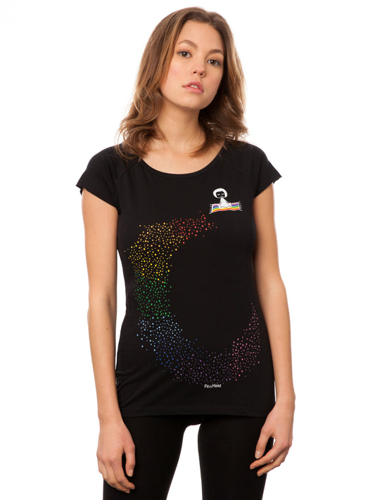 Schwarzes Damen Cap‑Sleeve T‑Shirt ‘Ommm’ aus 100 % GOTS‑zertifizierter Bio‑Baumwolle, modern leicht tailliert mit soften Ärmelabschlüssen und zartem, aquarellartigem Digital‑Print von FellHerz über der Brust, einem kleinen Mädchen, das auf einem regenbogenfarbenen Teppich fliegt und einen Schweif hinter sich her zieht– nachhaltig und fair gefertigt, ideal für Alltag und Yoga