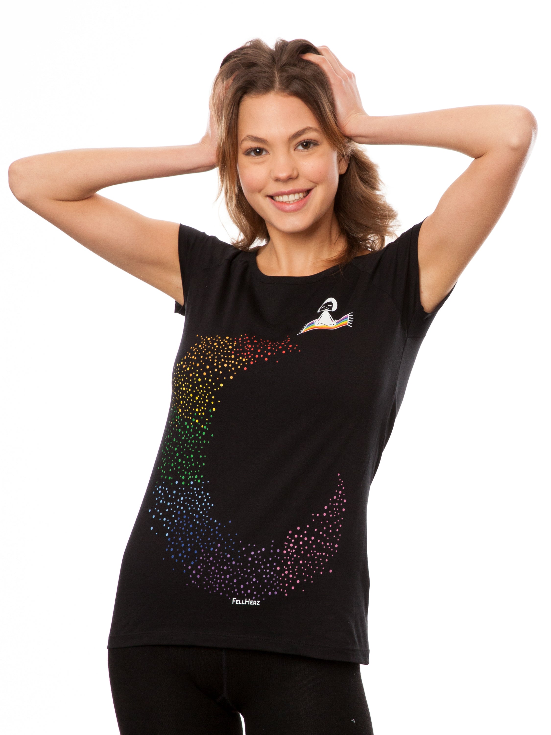 Schwarzes Damen Cap‑Sleeve T‑Shirt ‘Ommm’ aus 100 % GOTS‑zertifizierter Bio‑Baumwolle, modern leicht tailliert mit soften Ärmelabschlüssen und zartem, aquarellartigem Digital‑Print von FellHerz über der Brust, einem kleinen Mädchen, das auf einem regenbogenfarbenen Teppich fliegt und einen Schweif hinter sich her zieht– nachhaltig und fair gefertigt, ideal für Alltag und Yoga
