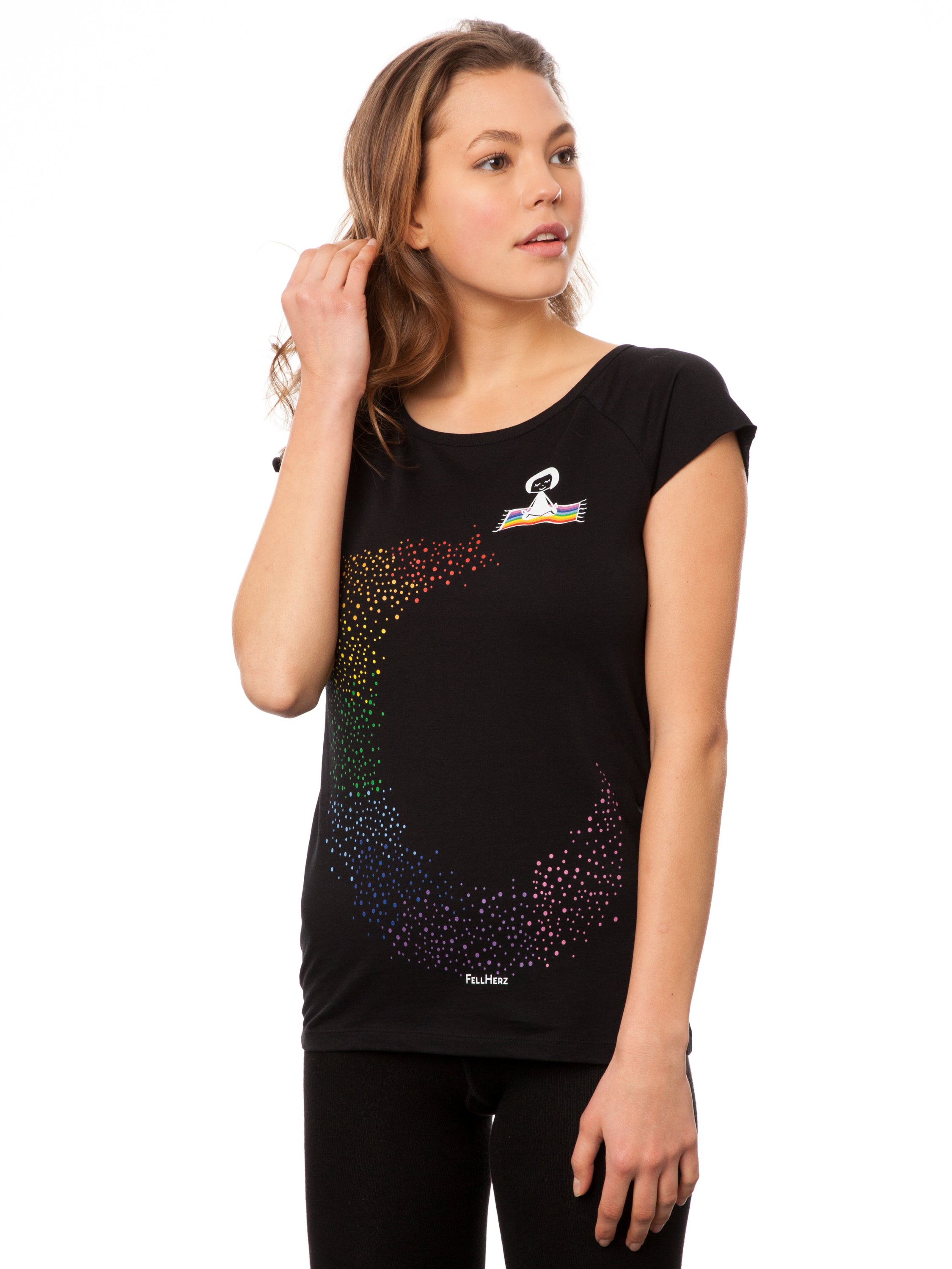 Schwarzes Damen Cap‑Sleeve T‑Shirt ‘Ommm’ aus 100 % GOTS‑zertifizierter Bio‑Baumwolle, modern leicht tailliert mit soften Ärmelabschlüssen und zartem, aquarellartigem Digital‑Print von FellHerz über der Brust, einem kleinen Mädchen, das auf einem regenbogenfarbenen Teppich fliegt und einen Schweif hinter sich her zieht– nachhaltig und fair gefertigt, ideal für Alltag und Yoga