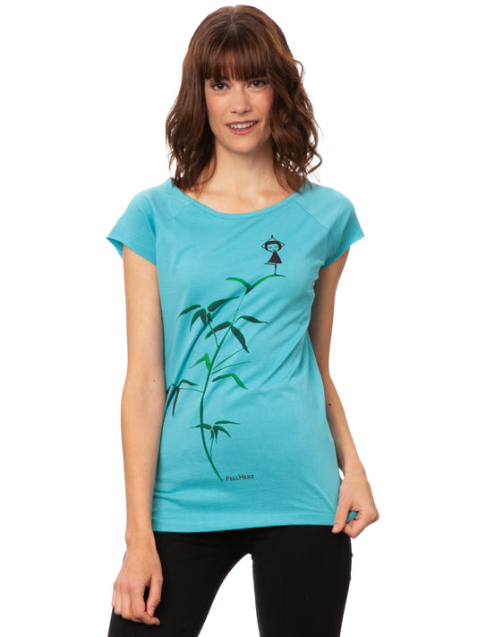 Damen Cap‑Sleeve T‑Shirt ‘Yogamädchen’ in zartem Neptun‑Mint, aus 100 % GOTS‑zertifizierter Bio‑Baumwolle mit leicht tailliertem Schnitt, kurzen überschnittenen Ärmeln und feinem Print der Yogamädchen‑Illustration in Wasserfarbe, ein kleines Mädchen, das in Yogapose auf einem grünen Bambuszweig steht – nachhaltig, fair gefertigt, perfekt für Yoga oder Alltag