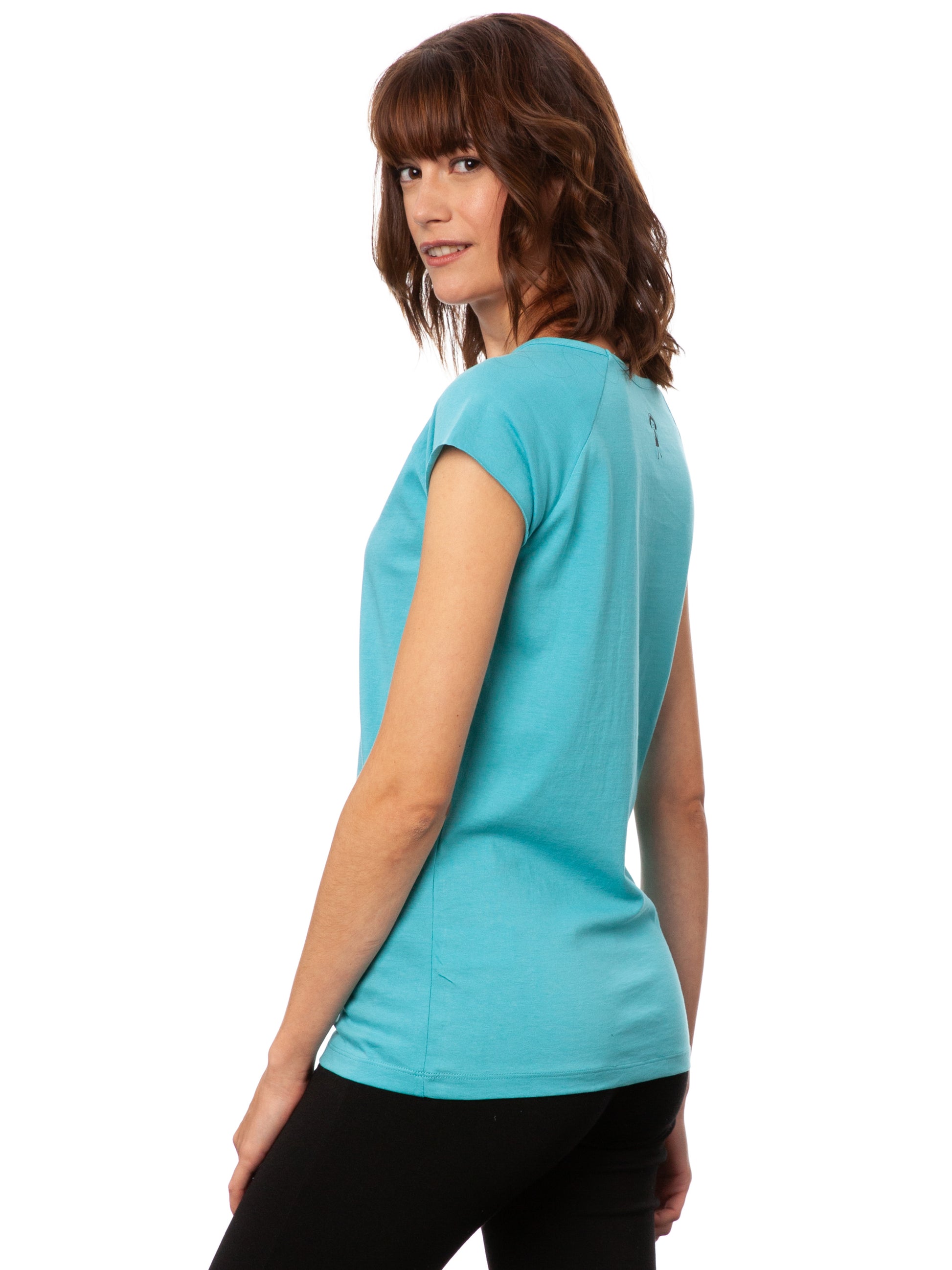 Damen Cap‑Sleeve T‑Shirt ‘Yogamädchen’ in zartem Neptun‑Mint, aus 100 % GOTS‑zertifizierter Bio‑Baumwolle mit leicht tailliertem Schnitt, kurzen überschnittenen Ärmeln und feinem Print der Yogamädchen‑Illustration in Wasserfarbe, ein kleines Mädchen, das in Yogapose auf einem grünen Bambuszweig steht – nachhaltig, fair gefertigt, perfekt für Yoga oder Alltag