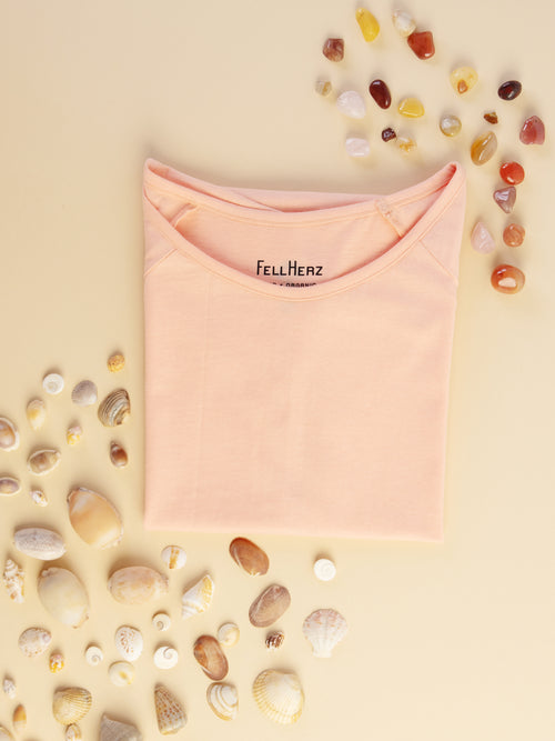 Model trägt das taillierte Damen Cap Sleeve T-Shirt in Apricot, Biobaumwolljersey, fair und vegan produziert