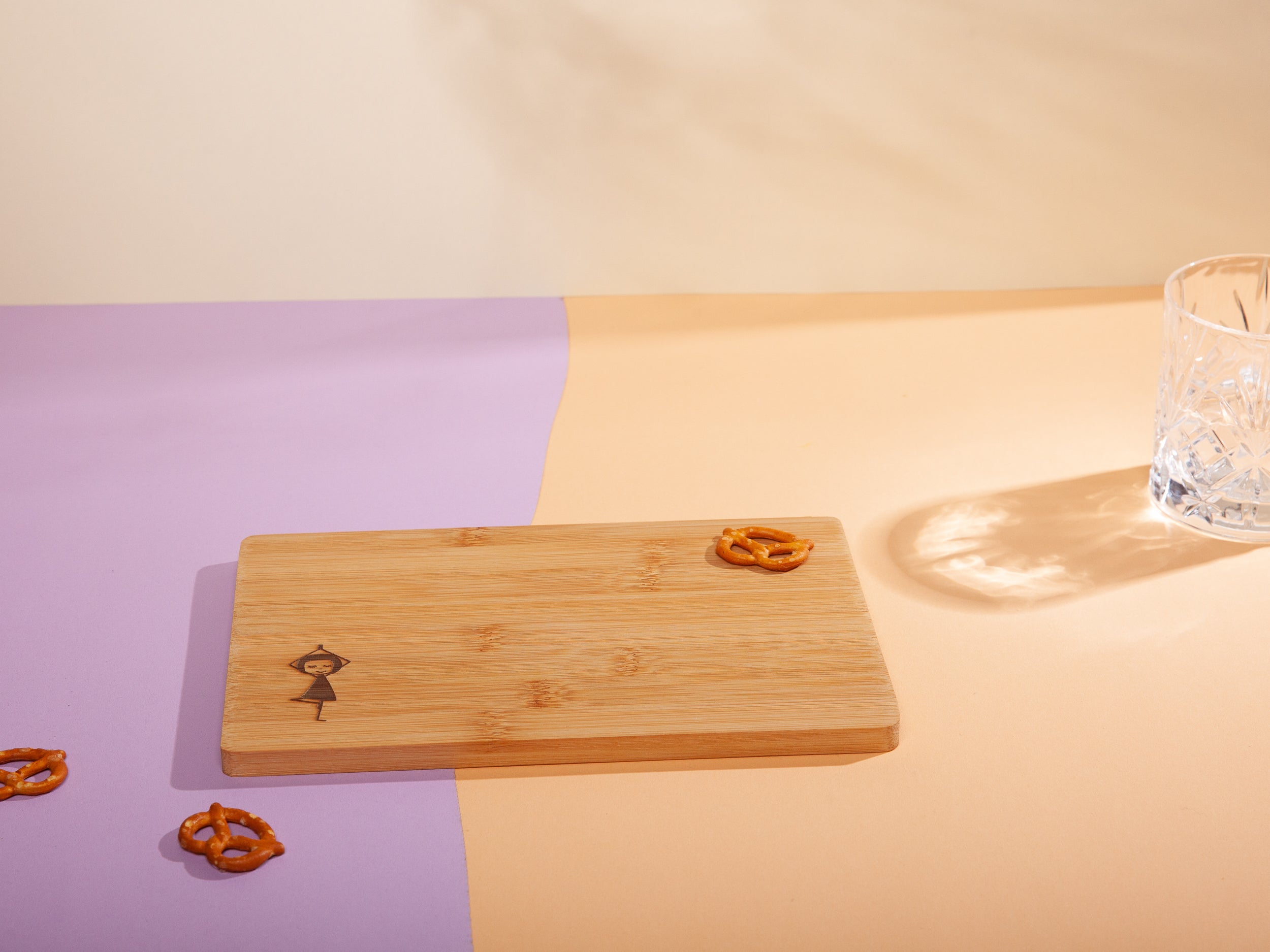Rechteckiges Frühstücksbrettchen aus hellem Bambus mit abgerundeten Ecken, ca. 24 × 15 cm, dekoriert mit gelasertem Yogamädchen-Motiv unten links, langlebig, ideal für Frühstück & kleine Snacks