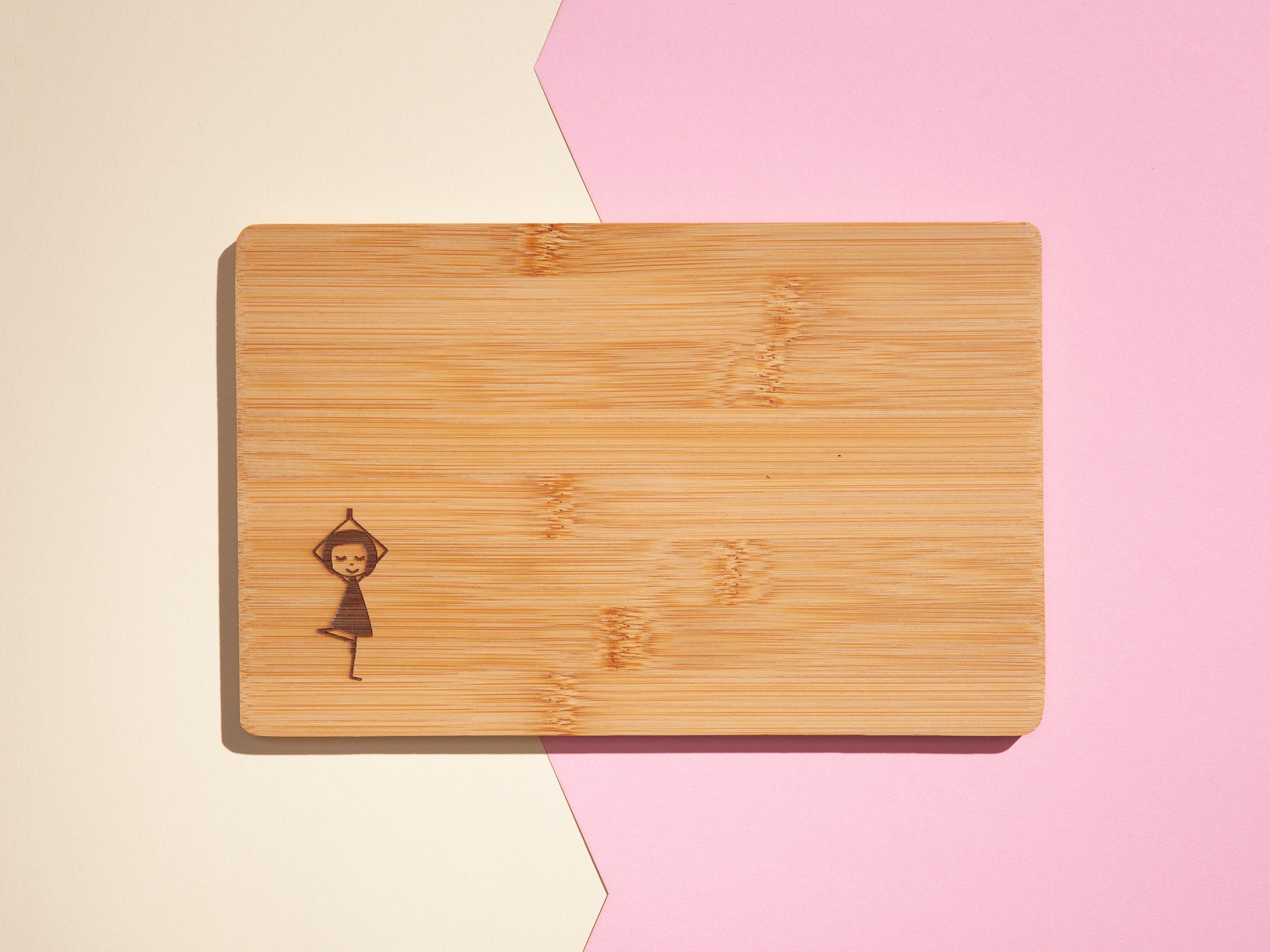 Rechteckiges Frühstücksbrettchen aus hellem Bambus mit abgerundeten Ecken, ca. 24 × 15 cm, dekoriert mit gelasertem Yogamädchen-Motiv unten links, langlebig, ideal für Frühstück & kleine Snacks