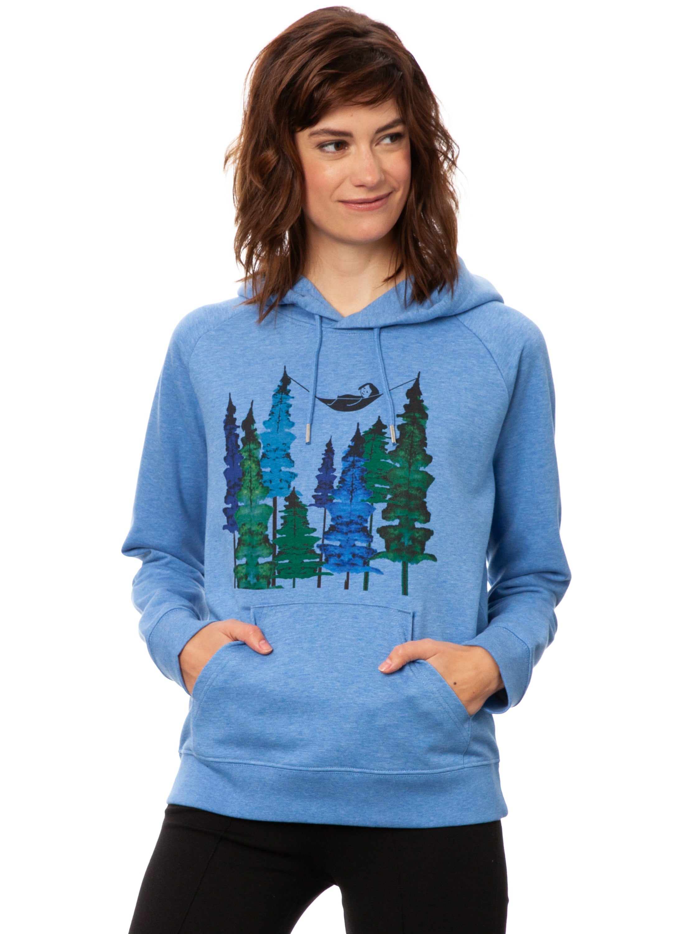 Hell-blau melierter Damen Hoodie aus Bio-Baumwolle, fair produziert. Raglan-Schnitt mit Grafik-Print auf der Vorderseite über der känguru tasche: Ein Mädchen liegt in einer Hängematte, die in Baum Wipfeln eines Waldes hängt.