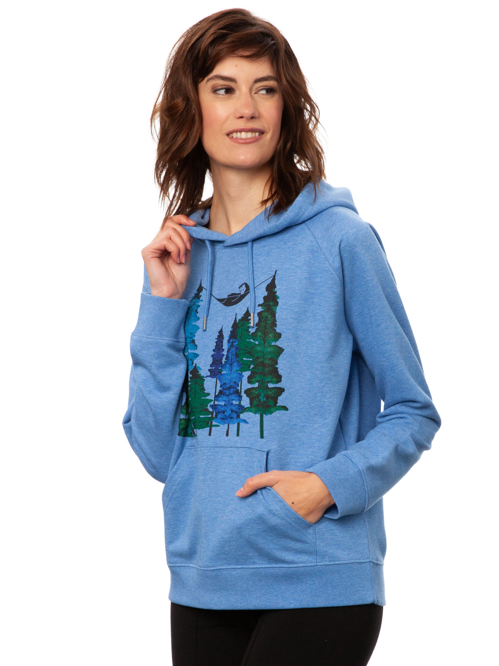 Hell-blau melierter Damen Hoodie aus Bio-Baumwolle, fair produziert. Raglan-Schnitt mit Grafik-Print auf der Vorderseite über der känguru tasche: Ein Mädchen liegt in einer Hängematte, die in Baum Wipfeln eines Waldes hängt.