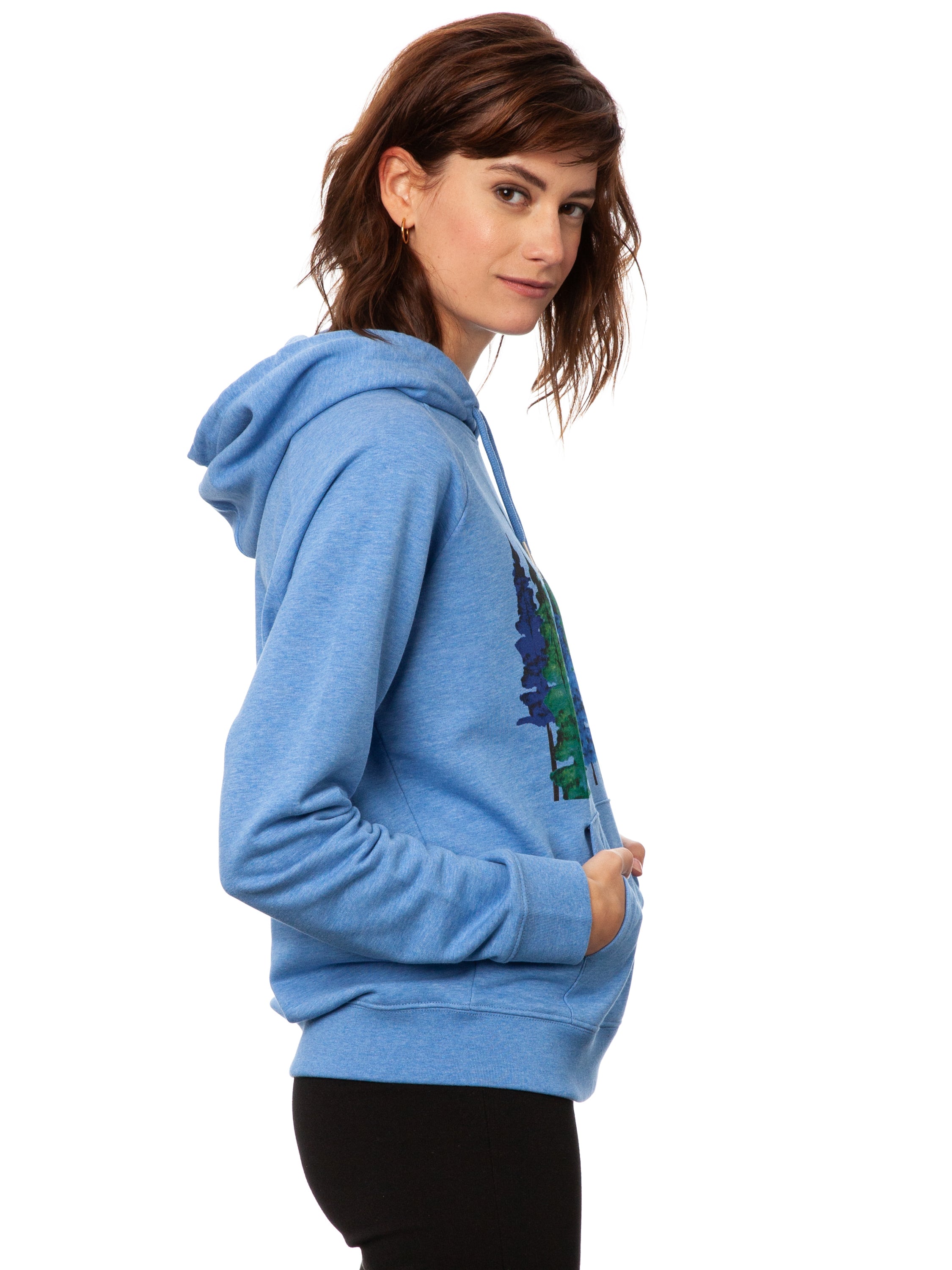 Hell-blau melierter nachhaltiger Damen Hoodie aus Bio-Baumwolle, fair produziert. Raglan-Schnitt mit Grafik-Print auf der Vorderseite über der känguru tasche: Ein Mädchen liegt in einer Hängematte, die in Baum Wipfeln eines Waldes hängt.