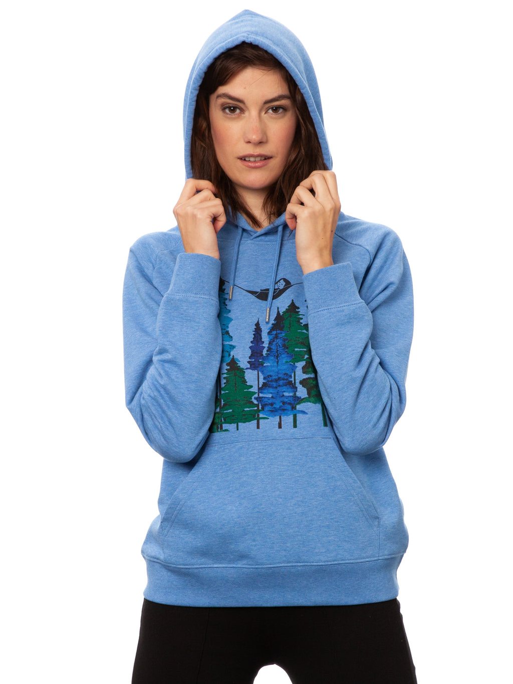 Hell-blau melierter nachhaltiger Damen Hoodie aus Bio-Baumwolle, fair produziert. Raglan-Schnitt mit Grafik-Print auf der Vorderseite über der känguru tasche: Ein Mädchen liegt in einer Hängematte, die in Baum Wipfeln eines Waldes hängt.