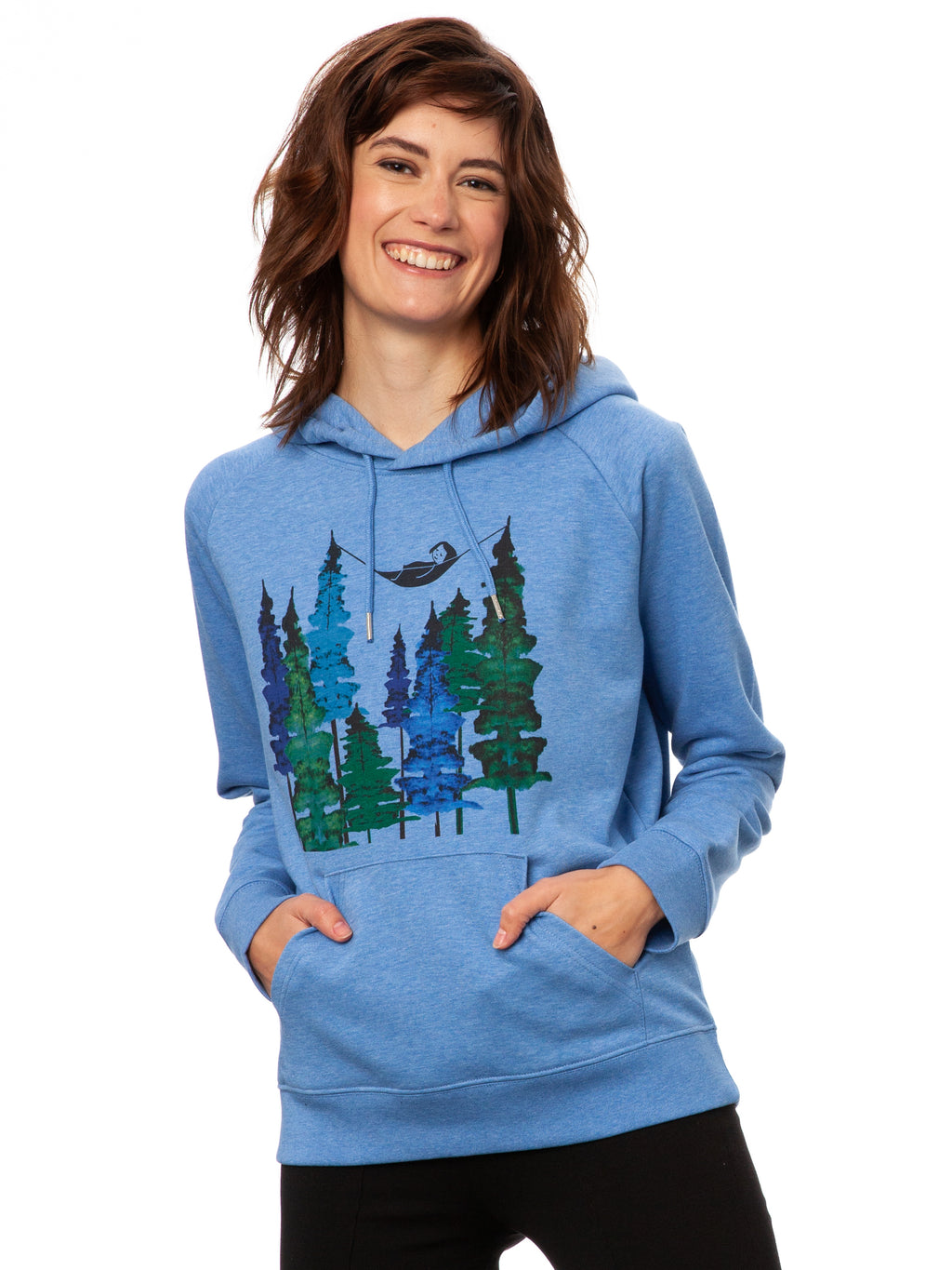 Hell-blau melierter Damen Hoodie aus Bio-Baumwolle, fair produziert. Raglan-Schnitt mit Grafik-Print auf der Vorderseite über der känguru tasche: Ein Mädchen liegt in einer Hängematte, die in Baum Wipfeln eines Waldes hängt.