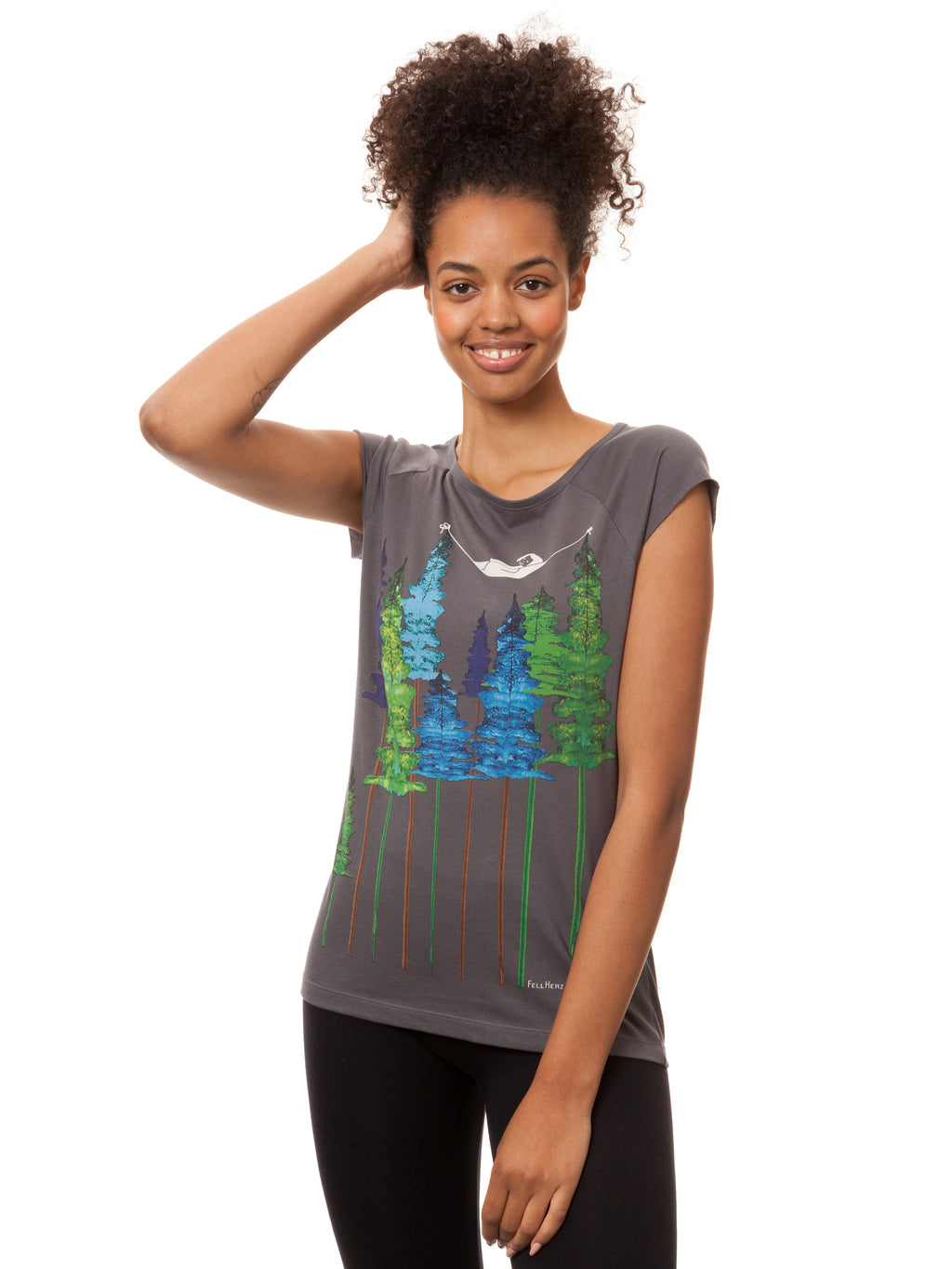 Dunkel-graues Damen T-Shirt aus Bio-Baumwolle, fair und vegan produziert. Raglan-Shirt mit Grafik-Print auf der Vorderseite: Ein Mädchen liegt in einer hängematte, die in Baum Wipfeln eines Waldes hängt.