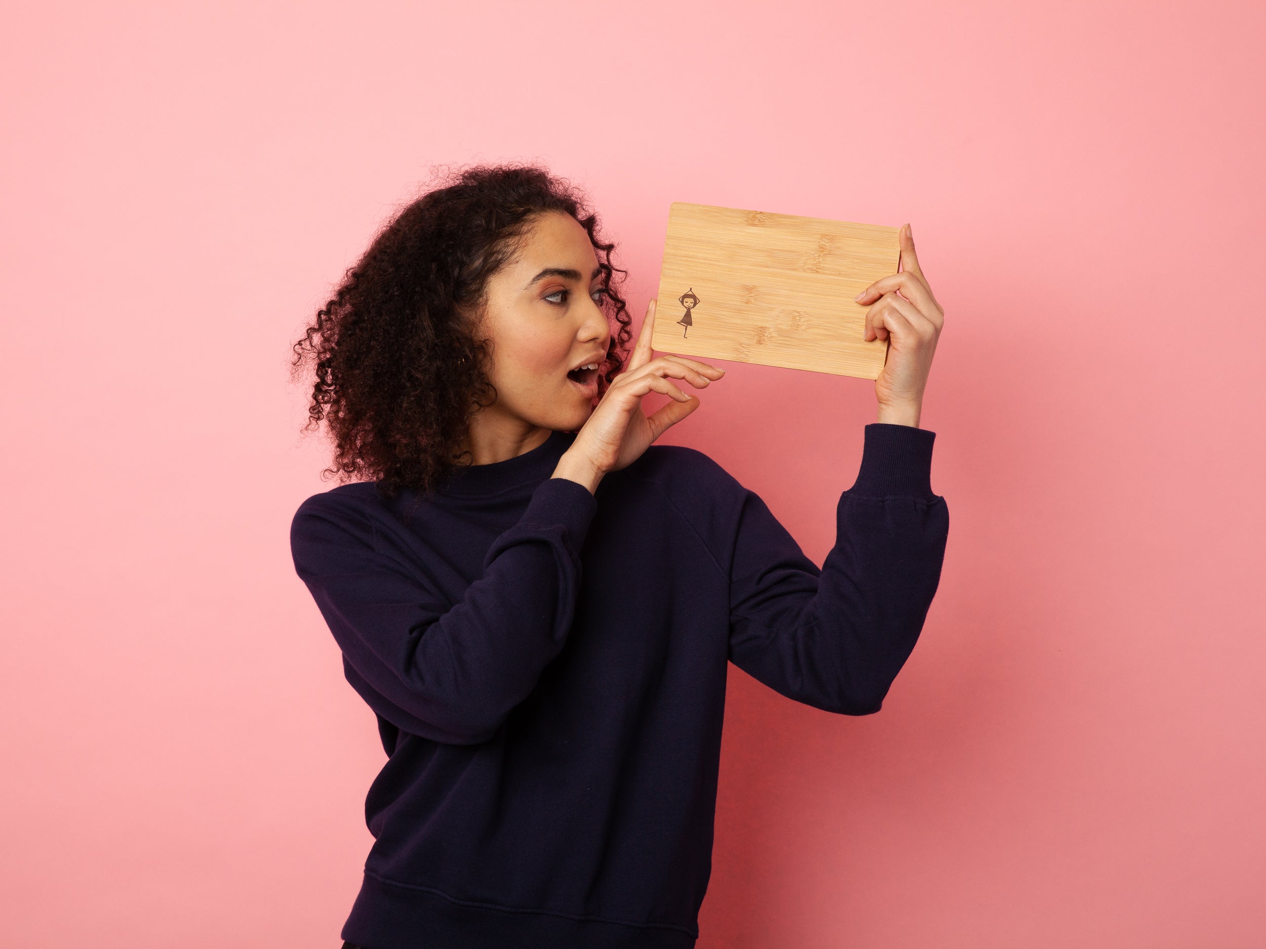 Rechteckiges Frühstücksbrettchen aus hellem Bambus mit abgerundeten Ecken, ca. 24 × 15 cm, dekoriert mit gelasertem Yogamädchen-Motiv unten links, langlebig, ideal für Frühstück & kleine Snacks