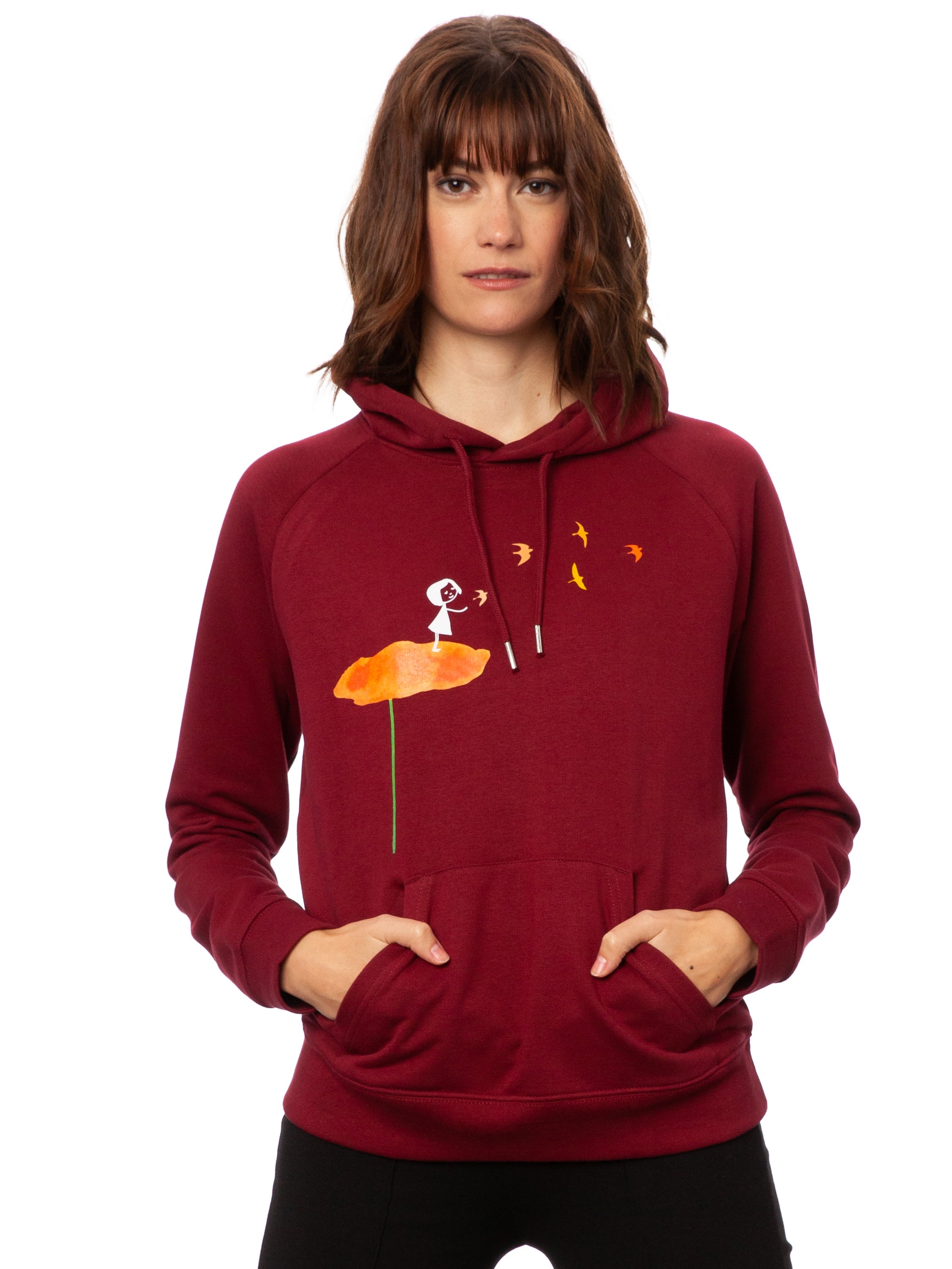 Dunkelroter damen kapuzen-pullover mit Bio-Baumwolle, nachhaltig, fair und vegan produziert. Raglan-Schnitt mit Grafik-Print auf der Vorderseite über der känguru-tasche: Ein Mädchen steht auf einer orangen Blume und es fliegen Vögel davon.