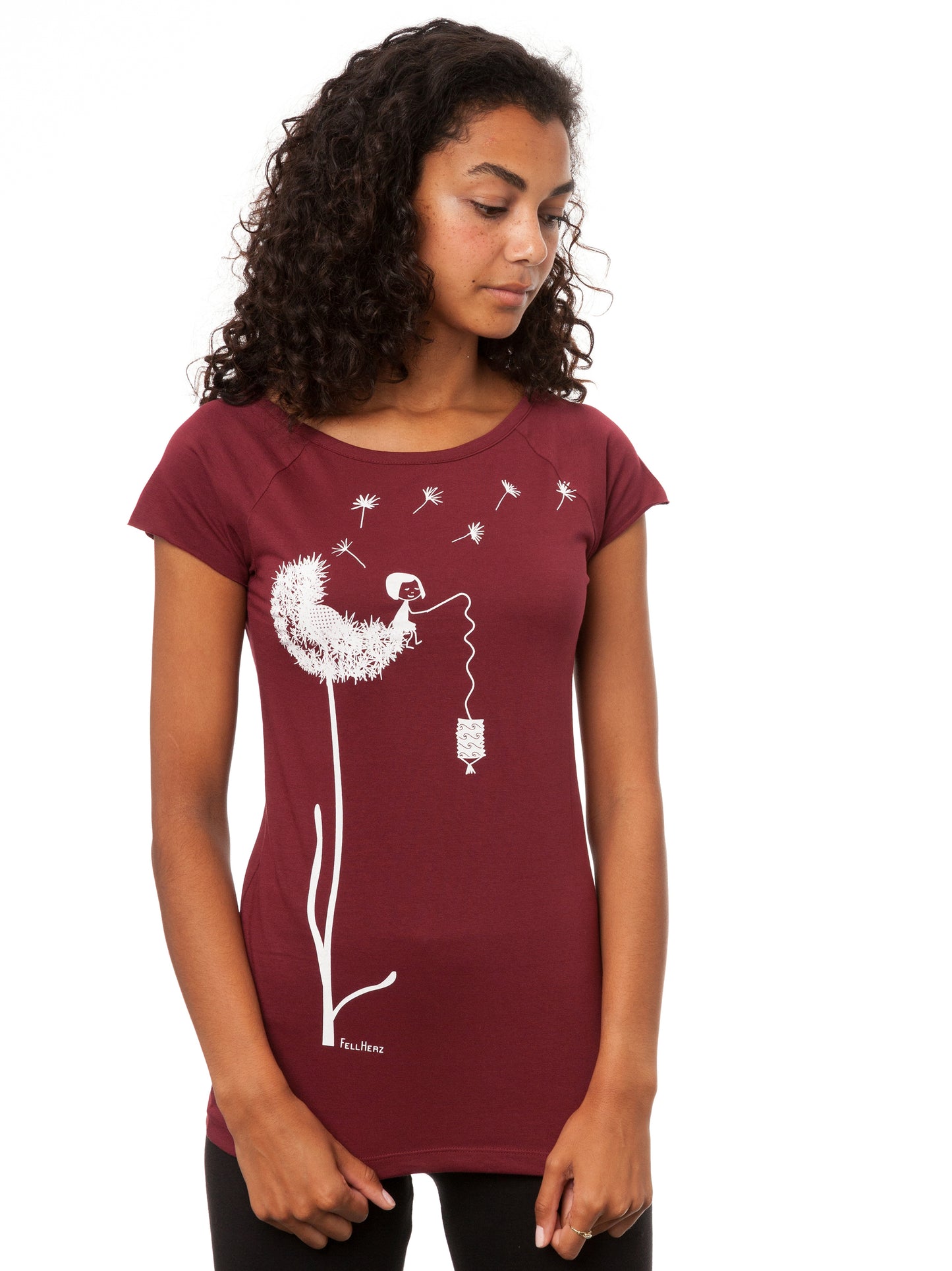 Das Damen T-Shirt in tiefem Bordeauxrot besticht durch sein kreatives, weißes FellHerz-Pusteblumen-Print-Design auf der Vorderseite. Die Illustration zeigt ein Mädchen, das mit einer Laterne auf der Blume sitzt. Pusteblumen Samen fliegen davon. Das leicht taillierte Shirt hat kurze Cap-Sleeves, einen weiten Rundhalsausschnitt, besteht aus weicher, nachhaltiger Bio-Baumwolle und ist fair und vegan produziert. 
