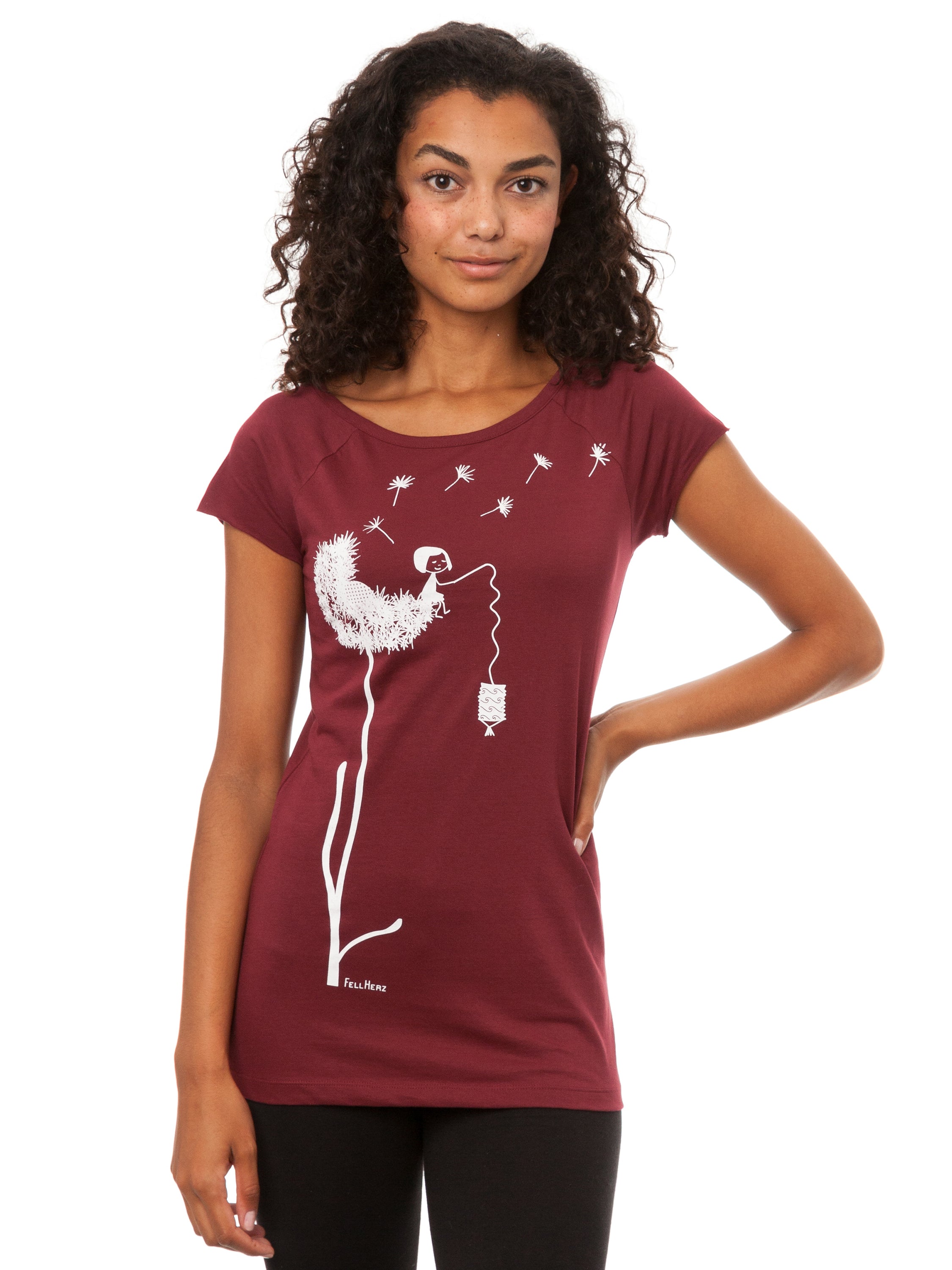 Das Damen T-Shirt in tiefem Bordeauxrot besticht durch sein kreatives, weißes FellHerz-Pusteblumen-Print-Design auf der Vorderseite. Die Illustration zeigt ein Mädchen, das mit einer Laterne auf der Blume sitzt. Pusteblumen Samen fliegen davon. Das leicht taillierte Shirt hat kurze Cap-Sleeves, einen weiten Rundhalsausschnitt, besteht aus weicher, nachhaltiger Bio-Baumwolle und ist fair und vegan produziert. 